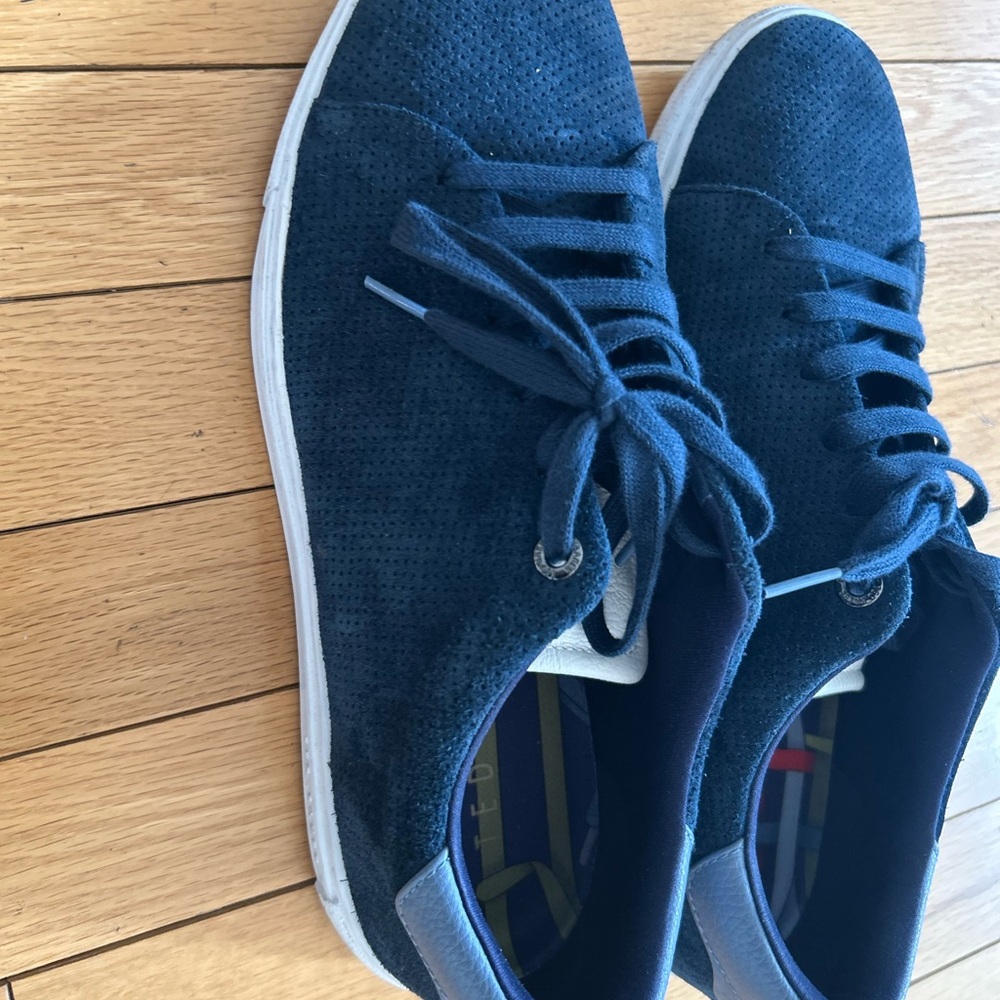 GC TED BAKER Men's Navy Suede Lace-Up casual
Lifestyle sneakers in SZ 10.5!!